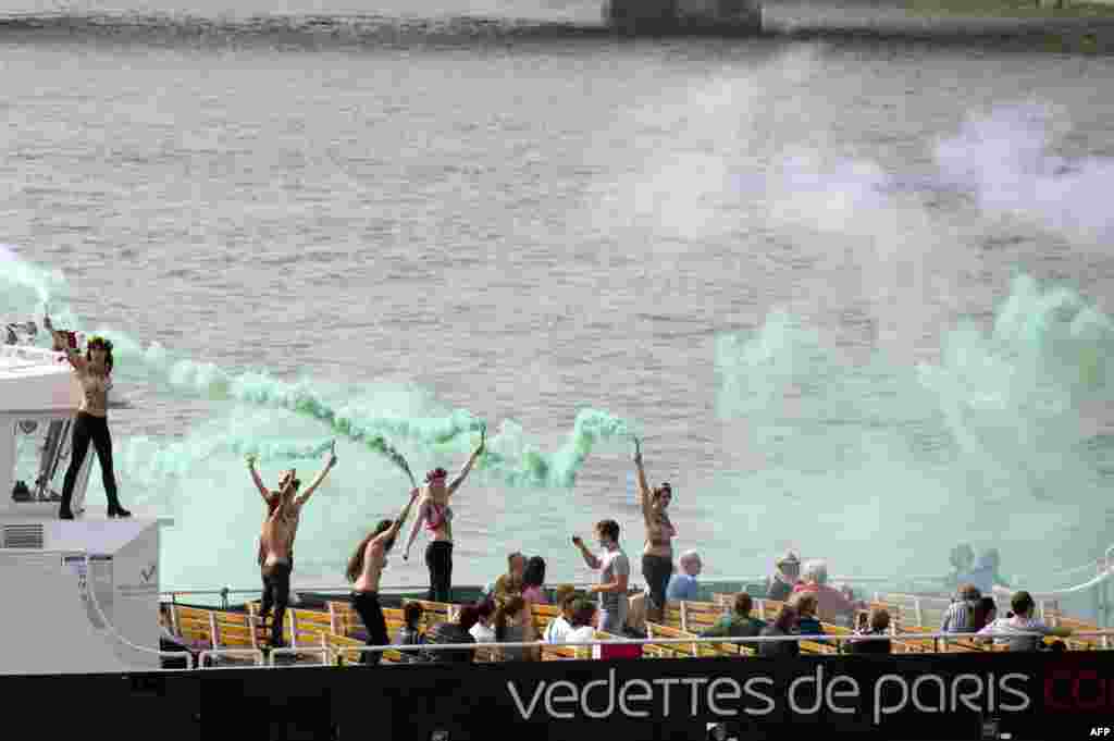 Участницы группы Femen проводят акцию в поддержку задержанных в России активистов "Гринпис". Париж, сентябрь 2013 года