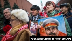 У могилы Сталина возле Кремлевской стены. 21 декабря 2017 года