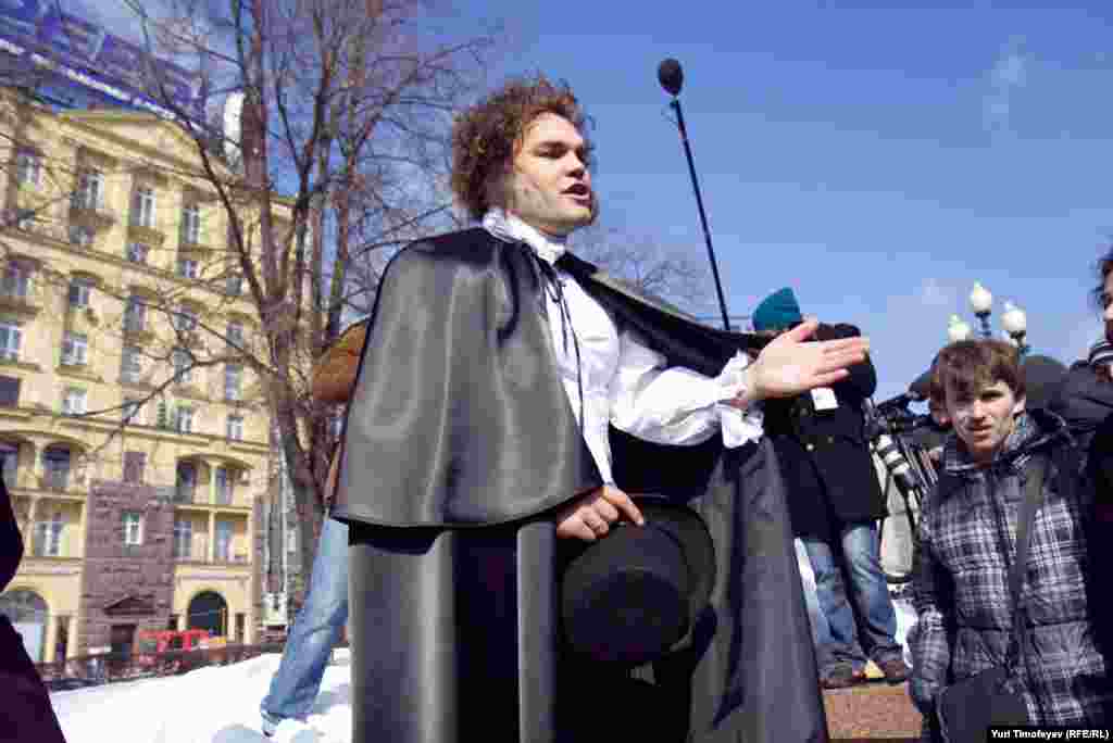 Перед началом встречи оппозиционеров на Пушкинской площади, некто в образе Пушкина к плаката "Моя площадь не место для революционных заговоров" хотел прочитать стихотворение "Клеветникам России"...