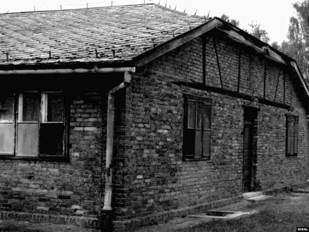 27.01. 1945. oslobođen je najveći nacistički logor smrti Auschwitz, simbol holokausta i stradanja, u kojem je tokom Drugog svetskog rata najmonstruoznije stradalo najmanje 1,5 milion ljudi.