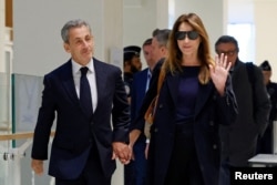 Fostul președinte francez Nicolas Sarkozy a venit la tribunal însoțit de soția sa, Carla Bruni-Sarkozy, pentru verdictul în procesul său legat de finanțare ilegală a campaniei electorale.
