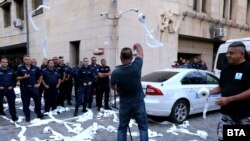 Лидерът на гражданското движение БОЕЦ замерва сградата на МВР с тоалетна хартия по време на протест срещу вътрешния министър Даниел Митов, 11 септември 2025 г.