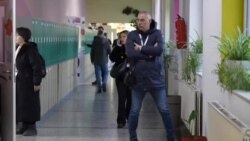 Glasanje u Prištini na početku izbornog dana Glasanje u Prištini na početku izbornog dana