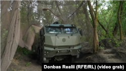 САУ "Богдана" выезжает из укрытия на боевую позицию