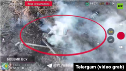 Применение химической гранаты, кадр их сюжета RT