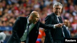 Зинедин Зидан (слева)