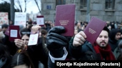 Studenti drže indekse na protestu ispred zgrade Ustavnog suda u Beogradu, 12. januar 2025. 