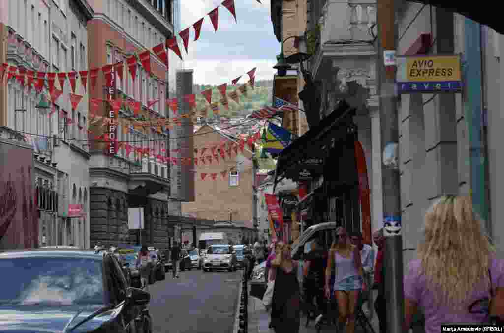 Prepoznatljive festivalske dekoracije na ulicama uoči 27. izdanja Sarajevo Film Festivala.