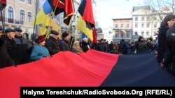 Раніше, цього ж місяця, Львівська міськрада ухвалила рішення вивішувати червоно-чорний прапор у визначені дні. Львів, 22 березня 2018 року 