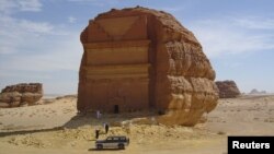 Turisti ispred grobnice Qasr al Farid koja je pod zaštitom UNESCO-a