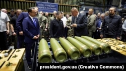 Президент Украины Владимир Зеленский во время посещения завода боеприпасов в Скрантоне, Пенсильвания, 22 сентября 2024 года