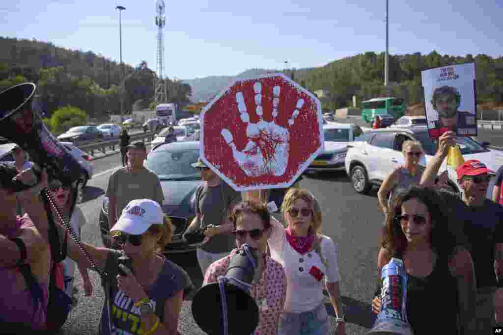 Demonstranti blokiraju autoput tokom protesta zahtijevajući trenutno oslobađanje talaca koje drži Hamas, u blizini Bet Šemeša, Izrael, u nedjelju, 24. avgusta 2025.