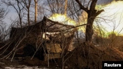 Українські військові ведуть вогонь із самохідної гаубиці на передовій біля міста Часів Яр Донецької області, Україна, 28 лютого 2025 року