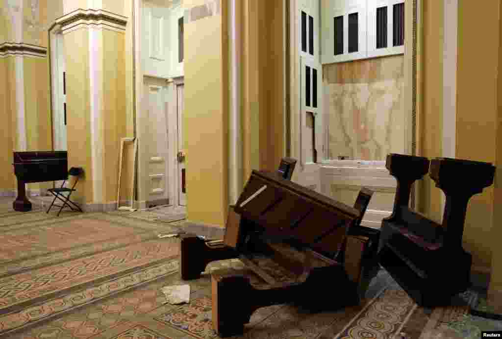 Razbacani namještaj u hodniku nakon što su pristalice predsjednika SAD Donalda Trampa  ušli zgradu američkog Kapitola, nakon što se Kongres ponovo sastao kako bi potvrdio glasove Izbornog koledža na predsjedničkim izborima 2020. u Washingtonu, SAD, 7. januara 2021.