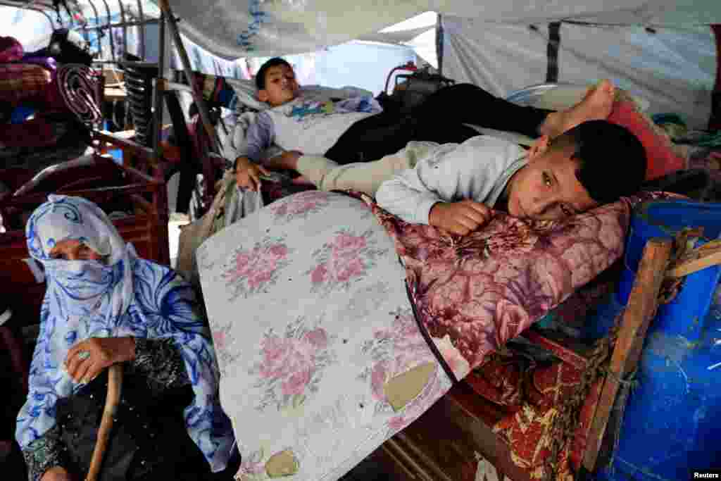 Palestinci, raseljeni zbog izraelske vojne ofanzive, sklonili su se u školu UNRWA-e u Khan Younisu na jugu Pojasa Gaze, 28. maja 2025.