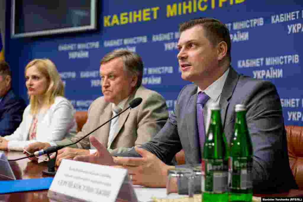 Із 3 жовтня в ефірі Радіо Крим.Реалії виходитиме програма «Кримський пармезан». Вести її буде Олександр Янковський, Павло Казарін і Севгіль Мусаєва-Боровик