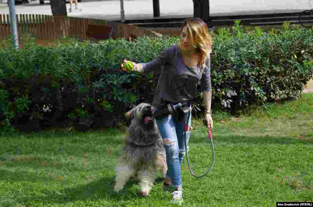 Кристина: "В моей семье есть родственники из Каталонии и Андалусии. И я не поддерживаю отделение от Испании. Я не хотела идти на референдум. Но испанское правительство так себя вело, что превращалось в диктатуру. Так что я пошла и проголосовала за независимость. Но это был голос протеста". 