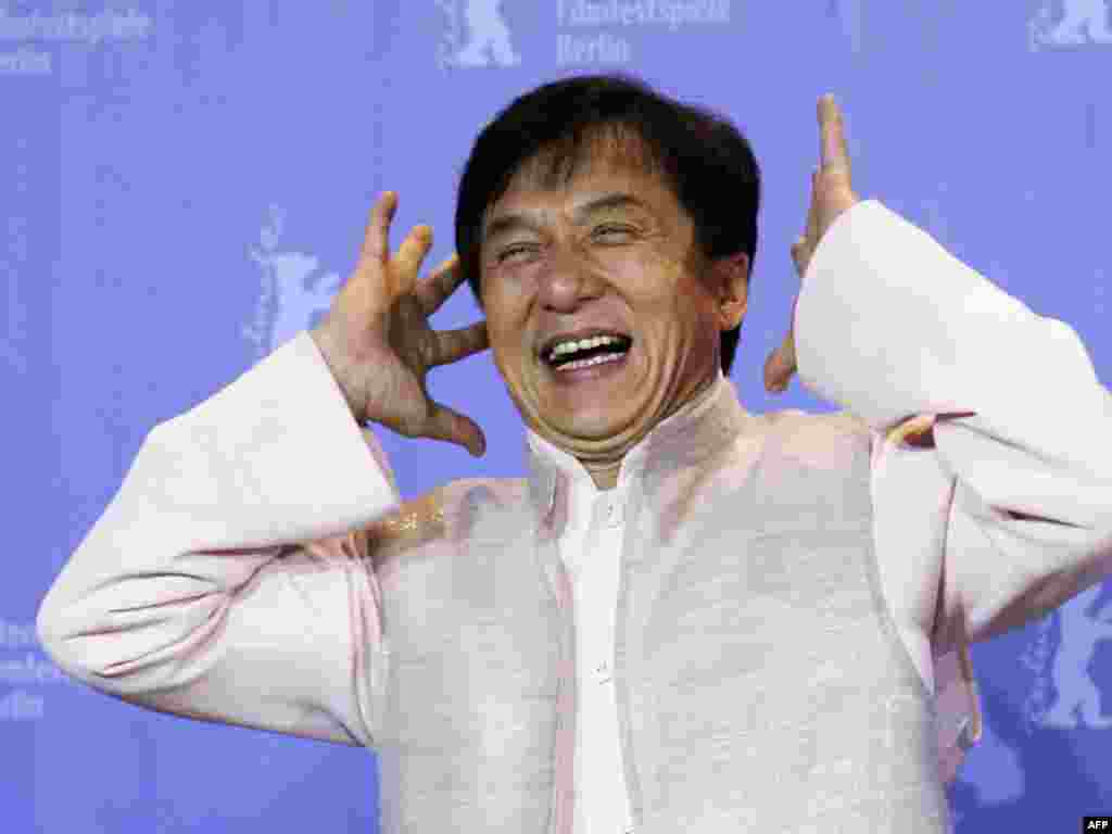Jackie Chan, glumac iz Hong Konga pozira fotoreporterima.