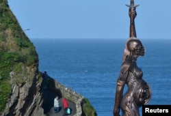 „Verity“, статуя на Хърст, поставена на пристанищната стена в югозападна Англия, където живее художникът. Бронзовото произведение с височина 20 метра изобразява бременна жена, държаща меч.