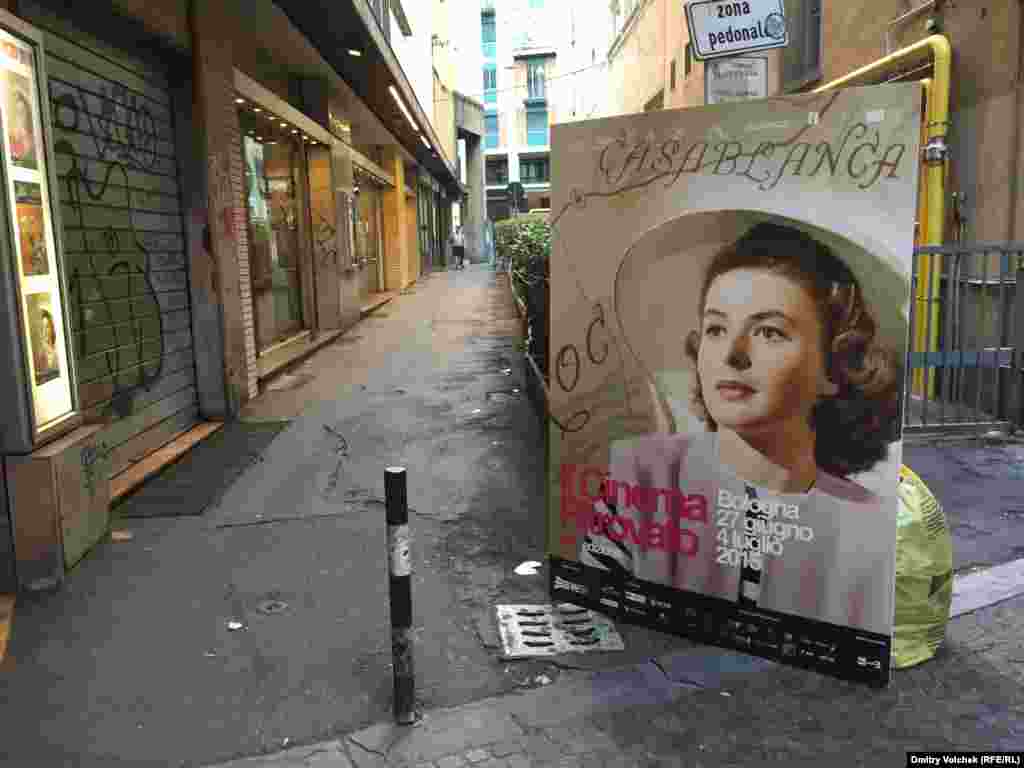 и у входа в кинотеатр "Джолли"