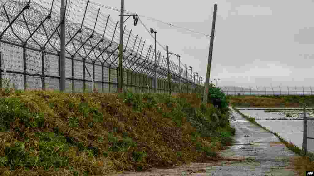 A Han folyó torkolatánál fekvő Gyodong-sziget háborús menekültek ezreit fogadta be. Sokan kis csónakokkal keltek, vagy úsztak át, amikor a kínai csapatok – az észak-koreaiakkal szövetségben – előrenyomultak Yeonbaek városába. Nem is sejtették, hogy ez lesz az utolsó átkelésük