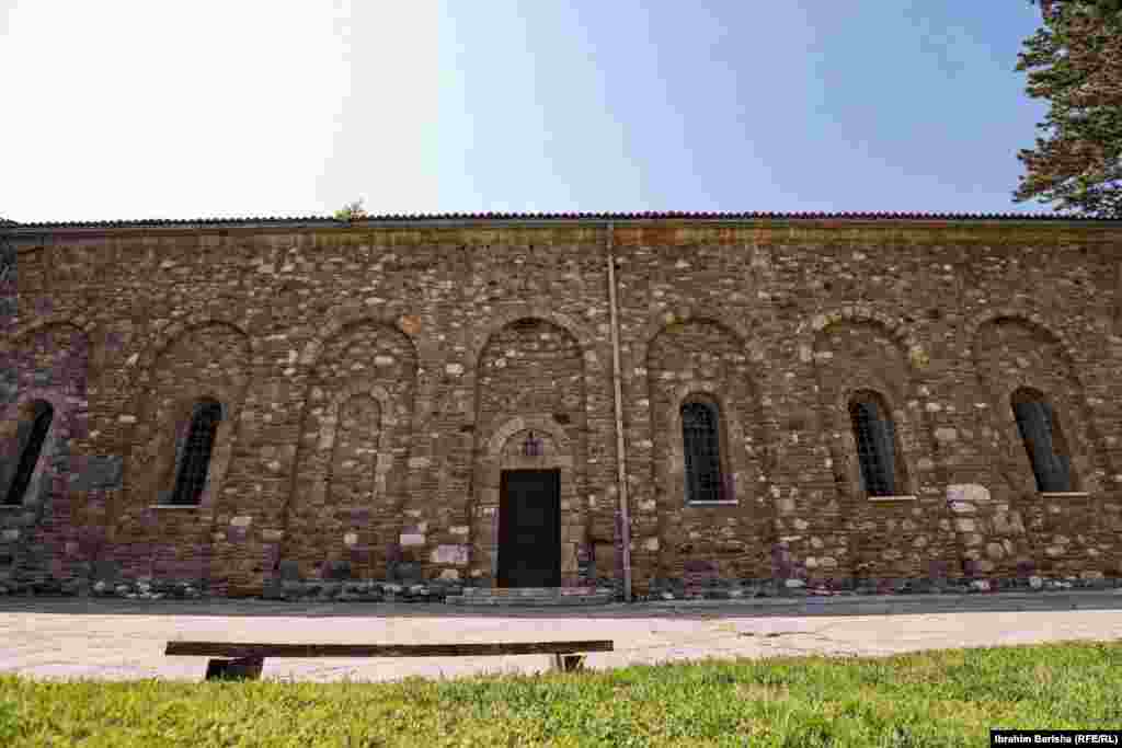 Glavni arhitekta Manastira Dečana bio je majstor fra Vito iz Kotora u Crnoj Gori, franjevački sveštenik.