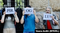 Fotografija sa protesta u Srbiji protiv ekstradicije političara i aktiviste Edževita Piroglua Turskoj, 3. jun 2022.