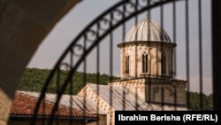 Manastir Visoki Dečani ima još jedan spor sa lokalnim vlastima u Dečanima a to je izgradnja magistralnog puta Dečani – Plav. (foto: jun 2022.)