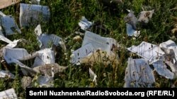 ირგვლივ ყველაფერი დაფარულია აფეთქების შედეგად განადგურებული წიგნებისა და რვეულების ფურცლებით.