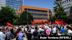 Veterani protestuju ispred Skupštine Kosova.