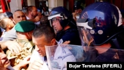 Protesti veterana ispred Skupštine Kosova, 6. juni 2022.