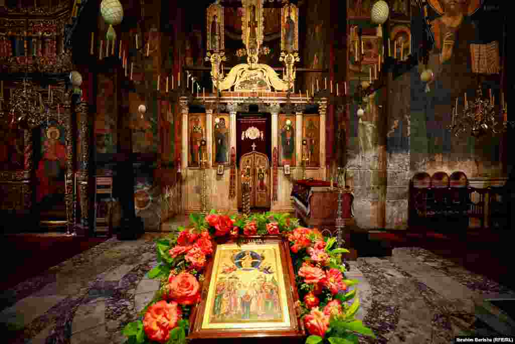 Unutrašnjost je prekrivena tradicionalnim pravoslavnim i vizantijskim crtežima.