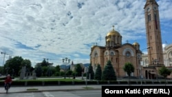 Hram Hrista Spasitelja u centru Banjaluke, i zelena površina na kojoj je planirana izgradnja pomoćnog objekta, 9. jun 2022.
