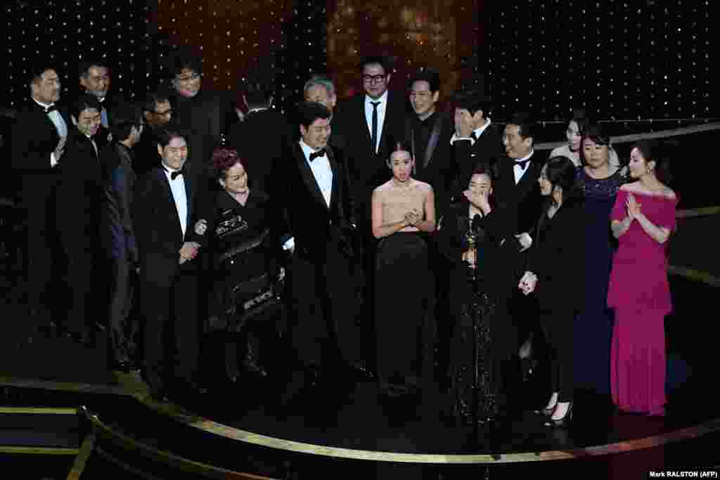 Ekipa filma "Parasite" prilikom preuzimanja nagrade za najbolji film.