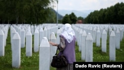 Bosanka među nišanima žrtava genocida u Srebrenici, u Memorijalnom centru Potočari, 8. jun 2020. godine