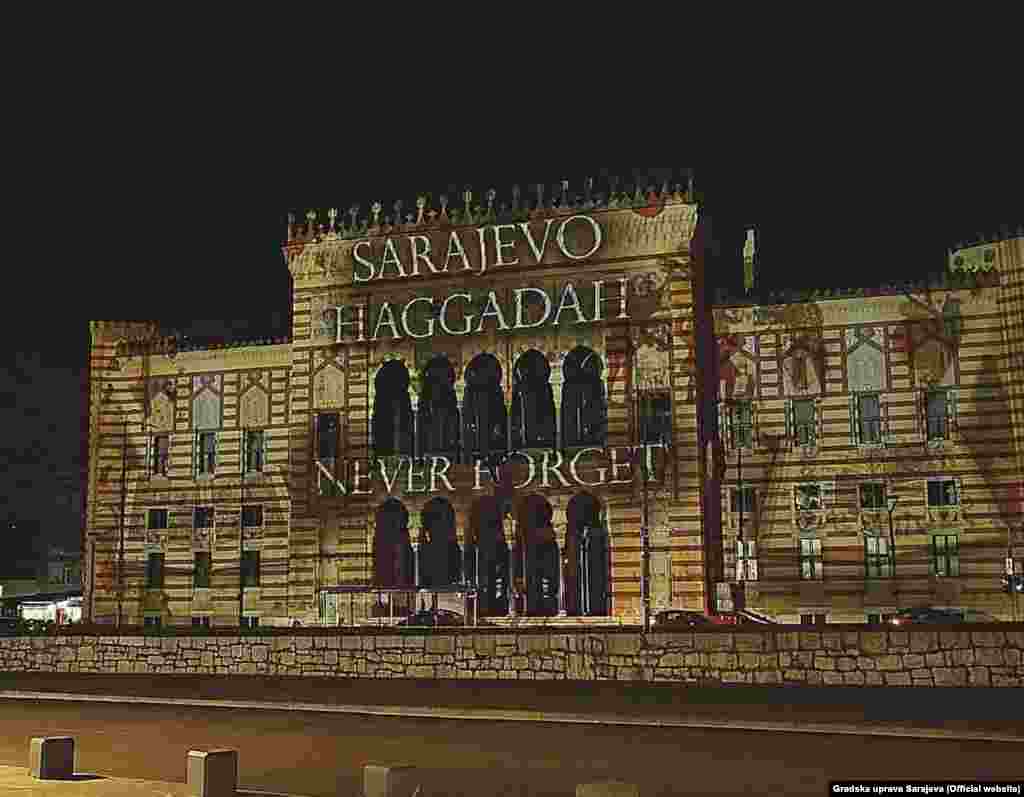Noć uoči mise na Vijećnici je projicirana Hagada. Iz Gradske uprave je saopšteno da je na taj način Sarajevo odalo počast svim nevinim žrtvama holokausta, genocida i ratnih zločina.