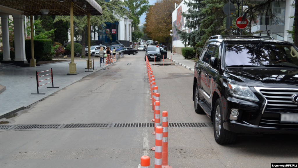 Впрочем, опыт улицы Чехова вполне устроил местных чиновников. И следующими делиниаторы появились на улице Гоголя в районе отеля «Ореанда». Там с их помощью ограничили одну из обочин улицы напротив входа в отель, где раньше активно парковались таксисты и другие автомобилисты, создавая проблемы движению транспорта