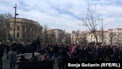 Zaposleni u "Pošti" kažu da su "plate većine zaposlenih u tom preduzeću ispod prosečne zarade u Srbiji". Protest radnika JP "Pošta Srbije" u centru Beograda.