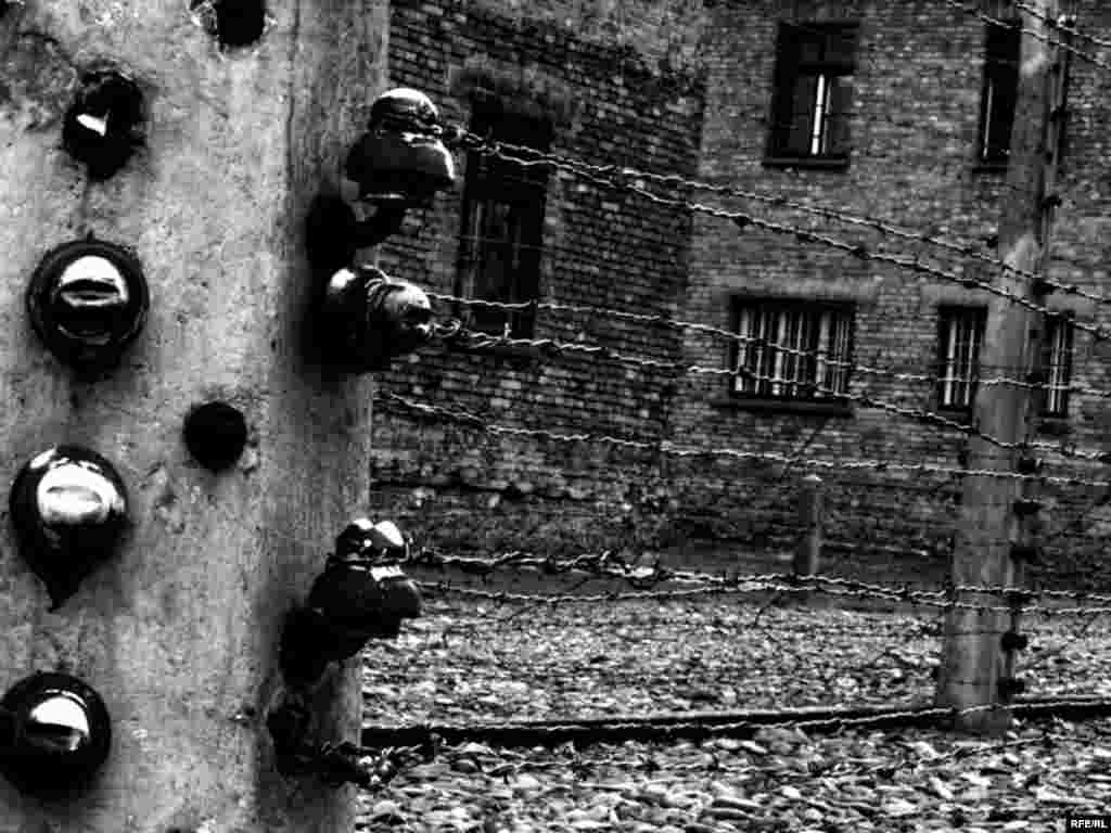 27.01. 1945. oslobođen je najveći nacistički logor smrti Auschwitz, simbol holokausta i stradanja, u kojem je tokom Drugog svetskog rata najmonstruoznije stradalo najmanje 1,5 milion ljudi.