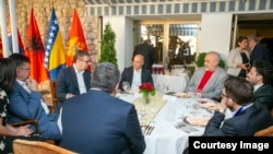 Premijer Sjeverne Makedonije Dimitar Kovačevski (centar) sa liderima zemalja Srbije, Crne Gore, Albanije i BiH u vili "Biljana" u Ohridu na neformalnoj večeri povodom početka samita "Otvoreni Balkan", 7. jun 2022.