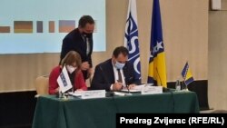 Voditeljica Misije Organizacije za europsku sigurnost i suradnju u Bosni i Hercegovini Kathleen Kavalec i ministar sigurnosti Bosne i Hercegovine Selmo Cikotić, Sarajevo, 11. novembra 2021.