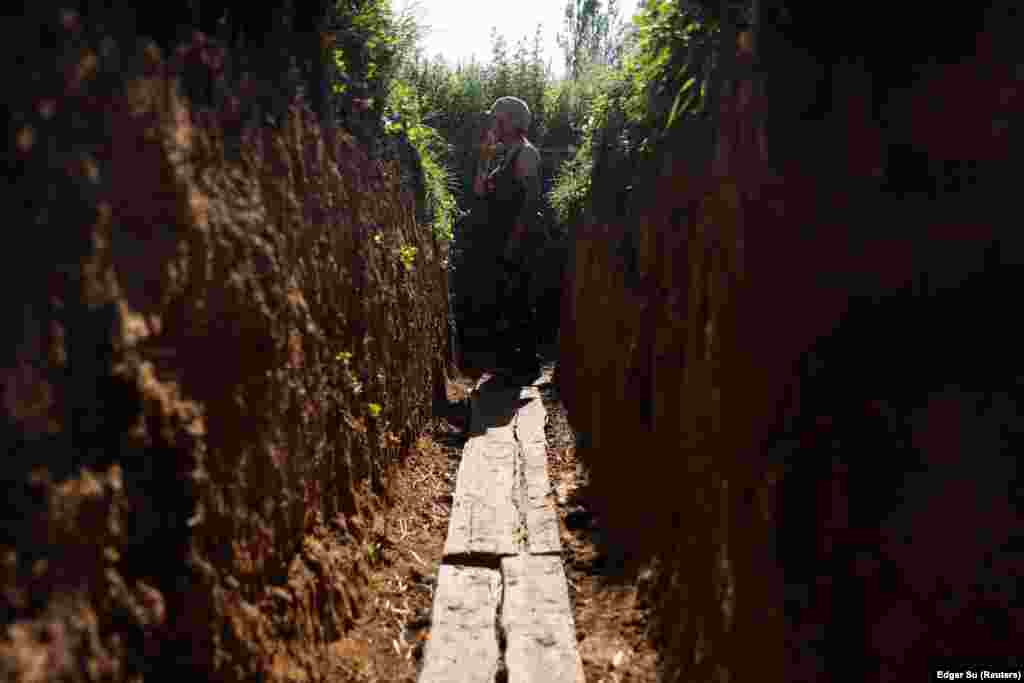 Ukrajinski vojnik koji sebe naziva Vasillom Perukom (Vasil Berberin) puši cigaretu u rovu tokom zatišja u granatiranju. Ukrajinske trupe su pod nemilosrdnim bombardovanjem dok ruske snage pokušavaju da preuzmu kontrolu nad regionom.