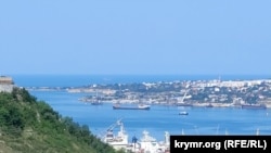 Балкер класса «река – море» отходит от зернового терминала в Доковой бухте Севастополя, 5 июля 2022 года