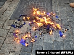 2 ივლისის აქციაზე ევორკავშირის დროშა ჰომოფობიურმა ანტიდასავლურმა ჯგუფებმა ევროკავშირის საელჩოს წინ დაწვეს