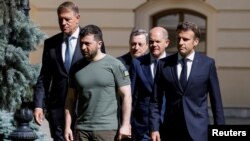 Ukrajinski predsjednik Volodimir Zelenski, francuski predsjednik Emmanuel Macron, njemački kancelar Olaf Scholz, talijanski premijer Mario Dragi i predsjednik Rumunije Klaus Iohannis u Kijevu 16. juna