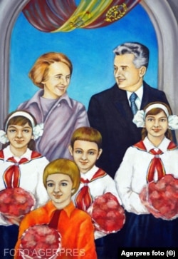 პროპაგანდისტული პლაკატი, რომელზეც გამოსახული არიან ნიკოლაე და ელენა ჩაუშესკუები გარშემორტყმული პიონერებით. რუმინეთის ისტორიის ეროვნული მუზეუმის ექსპონატი