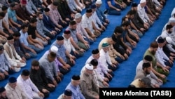 კავკასიაში რელიგიური მოღვაწეები მართლაც ხშირად გამოთქვამენ მოსაზრებებს იმის შესახებ, თუ რა უნდა გააკეთონ ან არ უნდა გააკეთონ ქალებმა - და, როგორც ექსპერტები შენიშნავენ, ამას ისინი აკეთებენ ყოველგვარი პასუხისმგებლობის გარეშე.