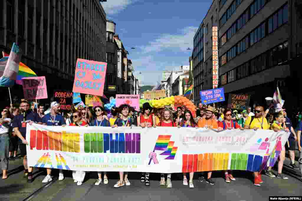 Uz jake mjere obezbjeđenja oko 1.000 građana pridružilo se borbi za prava LGBTIQ osoba u BiH. Učesnici ovogodišnje povorke pod motom "Porodično okupljanje" žele skrenuti pažnju na značaj podrške porodice Queer osobama. Mjesec juni širom svijeta se obilježava kao mjesec ponosa i LGBTIQ zajednica ga obilježava na različite načine. 