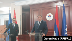 Bosna i Hercegovina, član predsjedništva Milorad Dodik i šef mađarske diplomatije Peter Sijarto na konferenciji za medije u Banjaluci 1. jula 2022. Izvor: Goran Katić/ RSE .