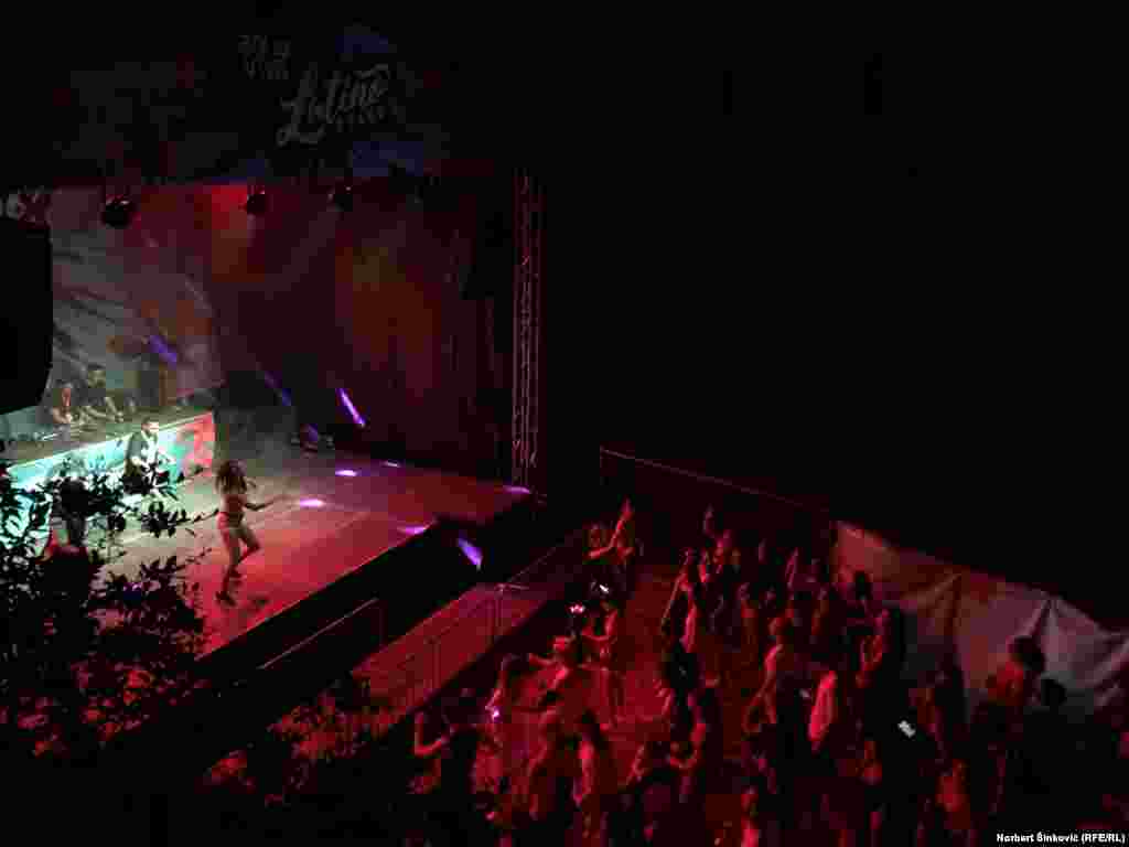 Na festivalskom prostoru, do 10. jula će nastupati veliki broj izvođača na skoro 20 bina.  